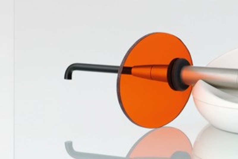 B) Detektor kazu SIROInspect, ktorý ukáže aj malé, okom nepostrehnuteľné kazy. B) Detektor kazu SIROInspect, ktorý ukáže aj malé, okom nepostrehnuteľné kazy.