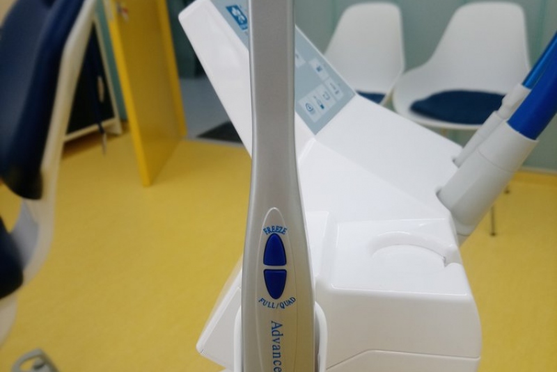 A) Intraorálna camera AdvanceCAM, ktorá je súčasťou kresla, znázorňuje pacientov stav chrupu, vyplní, kazov, priamo na monitore pred očami pacienta. A) Intraorálna camera AdvanceCAM, ktorá je súčasťou kresla, znázorňuje pacientov stav chrupu, vyplní, kazov, priamo na monitore pred očami pacienta.